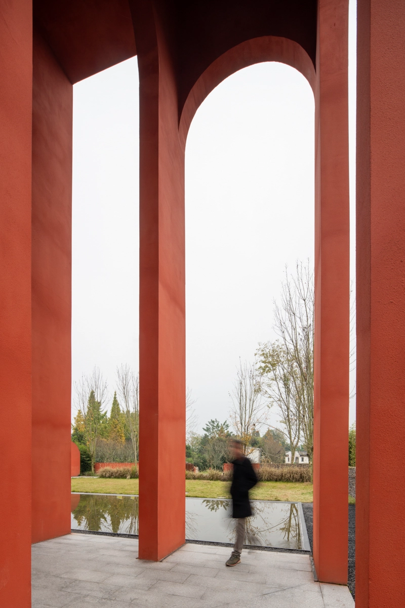 Located in Wenjiang District near a greenway, the Courier Station is a key element of a rural revitalization project, serving as both a resting spot for tourists and a vibrant community hub for local residents. Inspired by the traditional Sichuan veranda, the design reinterprets its form with contemporary aesthetics, creating a striking, multifunctional space. Its semi-enclosed double-height structure balances natural light, local character and site context, offering a flexible and iconic communal area.